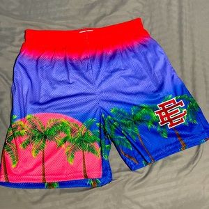 Size Large mesh athletic shorts with pockets